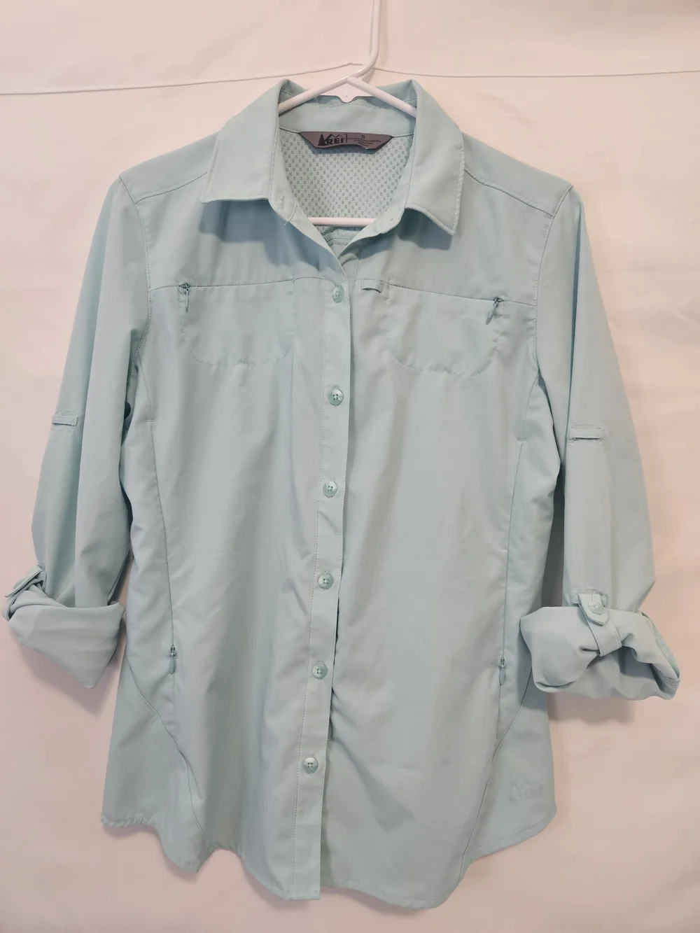 REI Light Blue Women's Button-Down Shirt Zippered Pockets Adjustable Sleeves